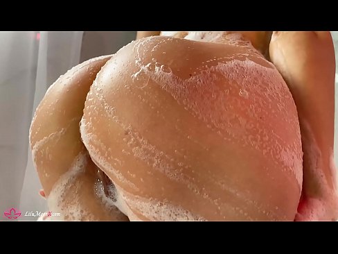 ❤️ Brineta masturbira macu vibratorom do intenzivnog orgazma pod tušem ❤ Ruski porno kod nas ❤